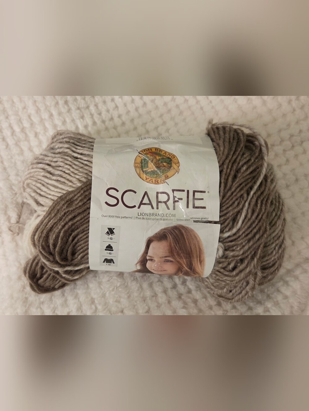 LION BRAND SCARFIE CREAM / TAUPE